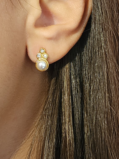 Détail des strass et de la perle des Boucles d'Oreilles Andréa en acier inoxydable doré.