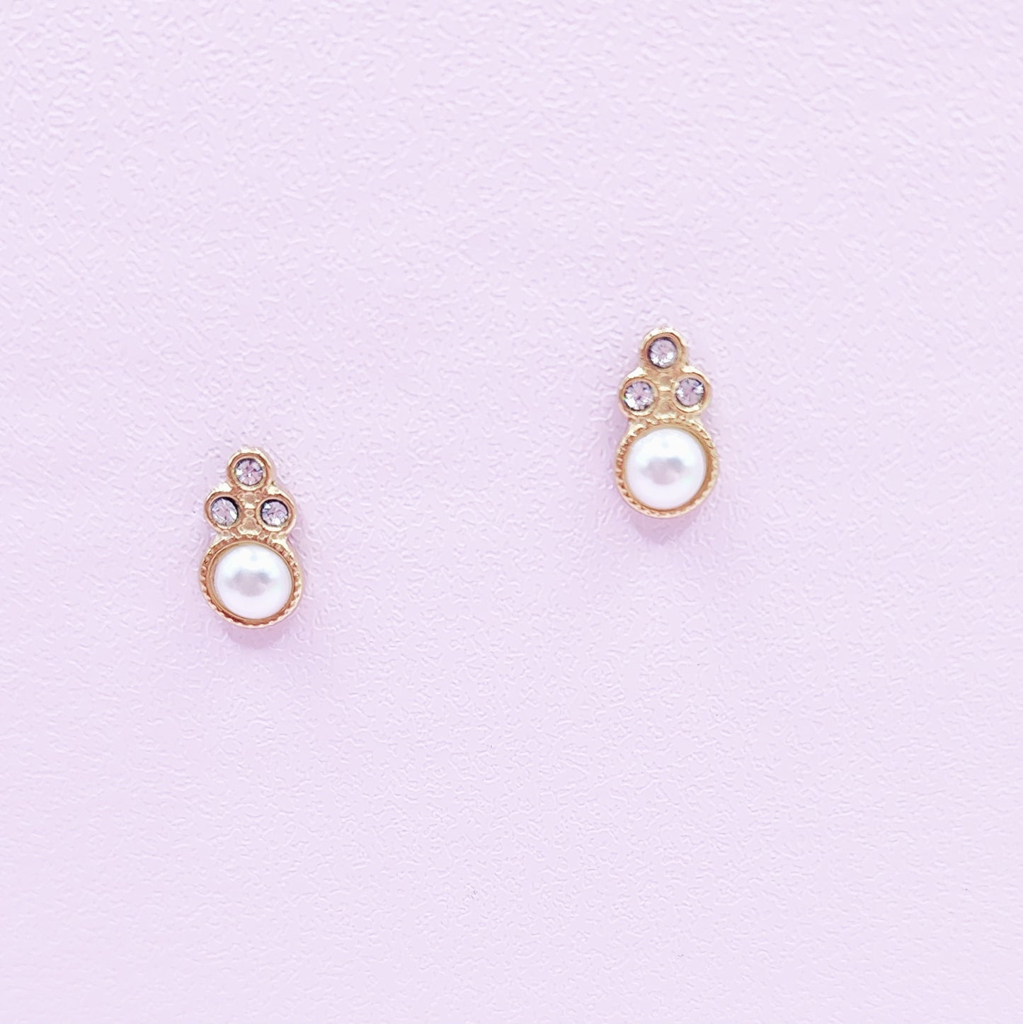 Boucles d'Oreilles Andréa en Acier Inoxydable Doré avec Strass et Perle Élégante